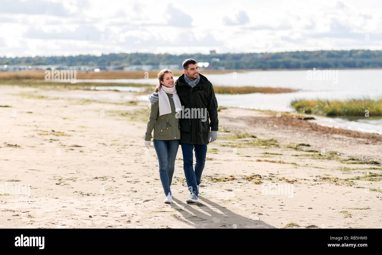Giovane camminando lungo la spiaggia di autunno Foto Stock