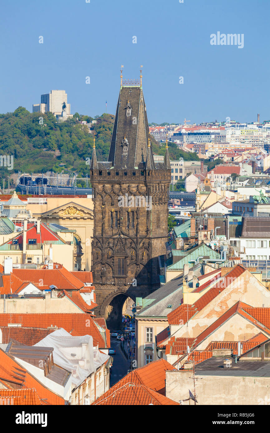 Praga La Torre di Polvere e Prašná brána Praga Repubblica Ceca Europa Foto Stock