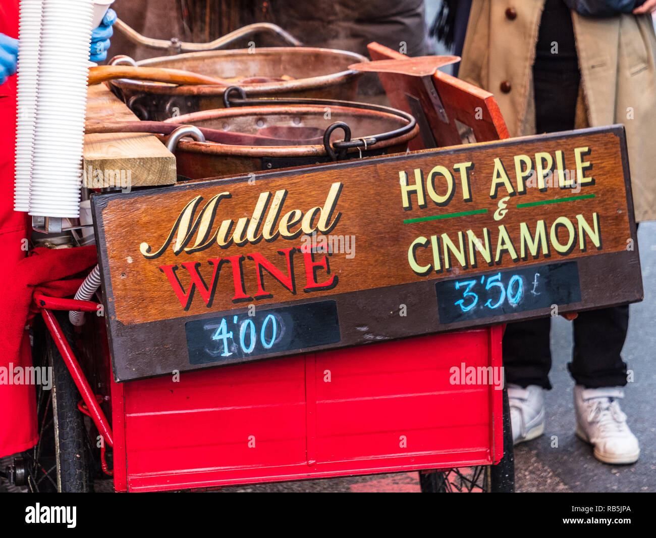 Vin brulé in stallo Brick Lane Market Shoreditch East London Foto Stock