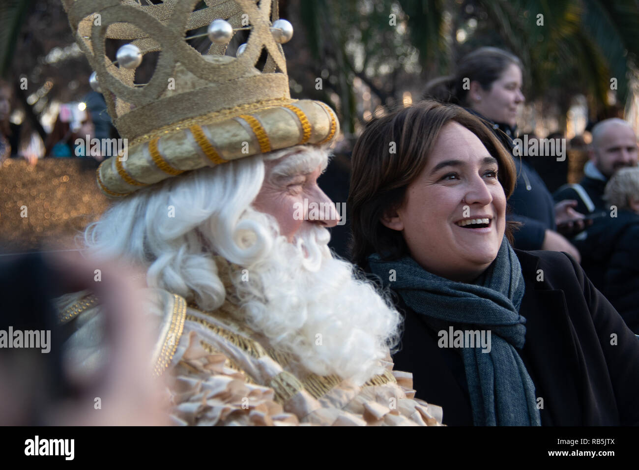 Barcellona 2019 Día de Reyes la alcaidesa ada colau los recibe en el puerto de Barcelona Foto Stock