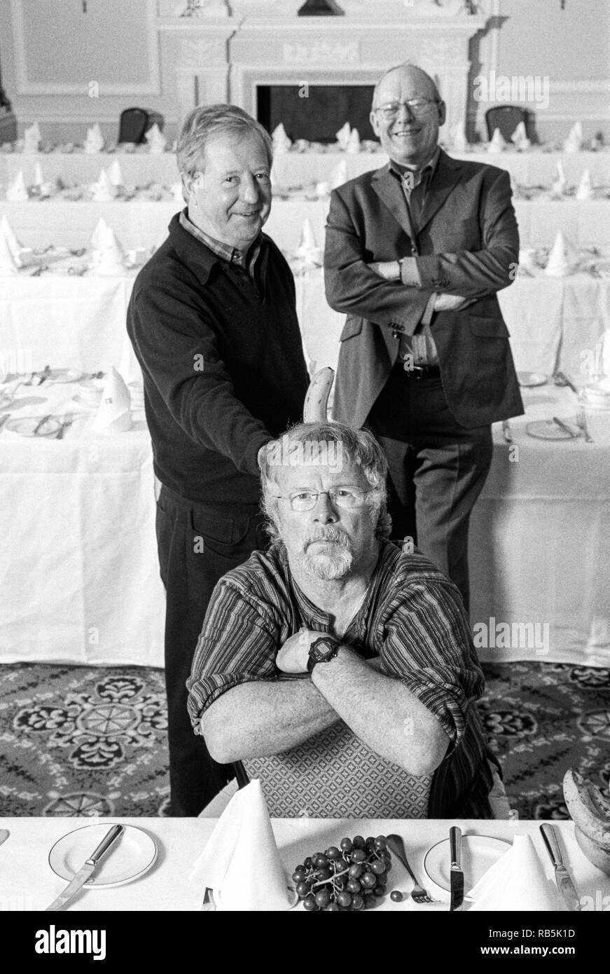 Il goodies commedia classica trio Tim Brooke-Taylor, Graeme Garden e Bill Oddie fotografati a Simpson in The Strand, Londra, Inghilterra, Regno Unito. Foto Stock