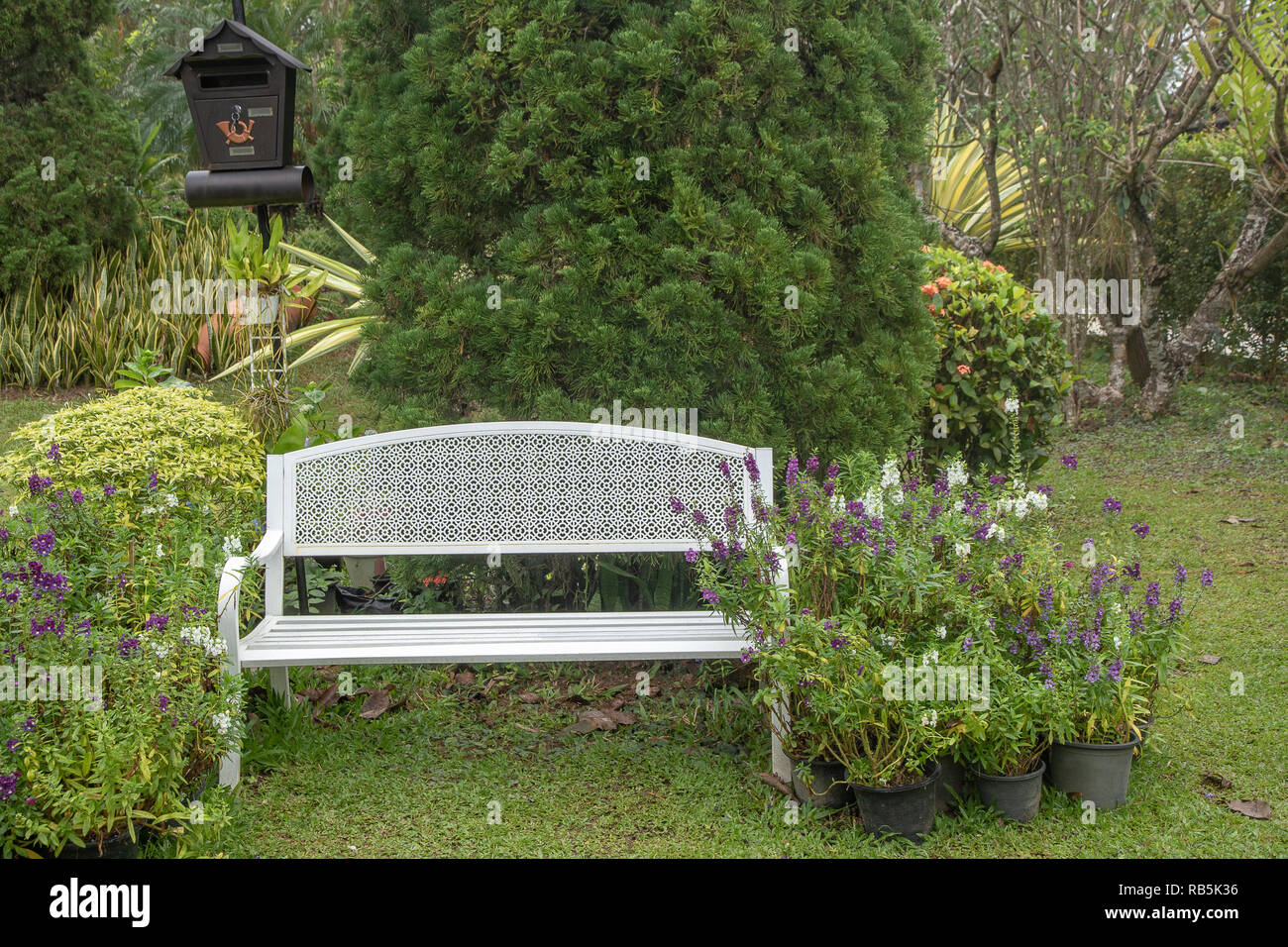 Bella bianca vintage banco di ferro nel giardino Foto Stock