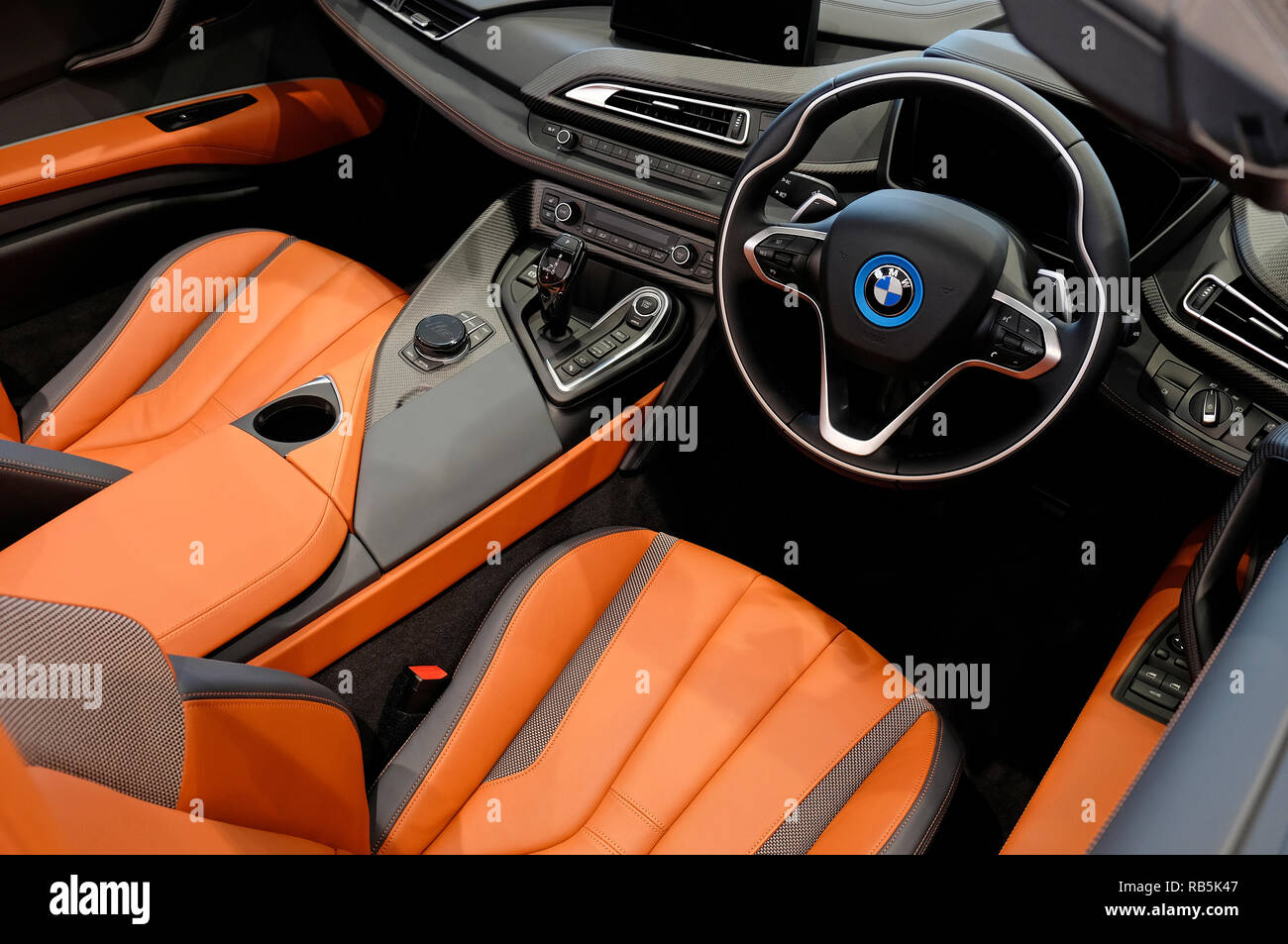 Bmw i8 roadster sport interni per auto Foto Stock