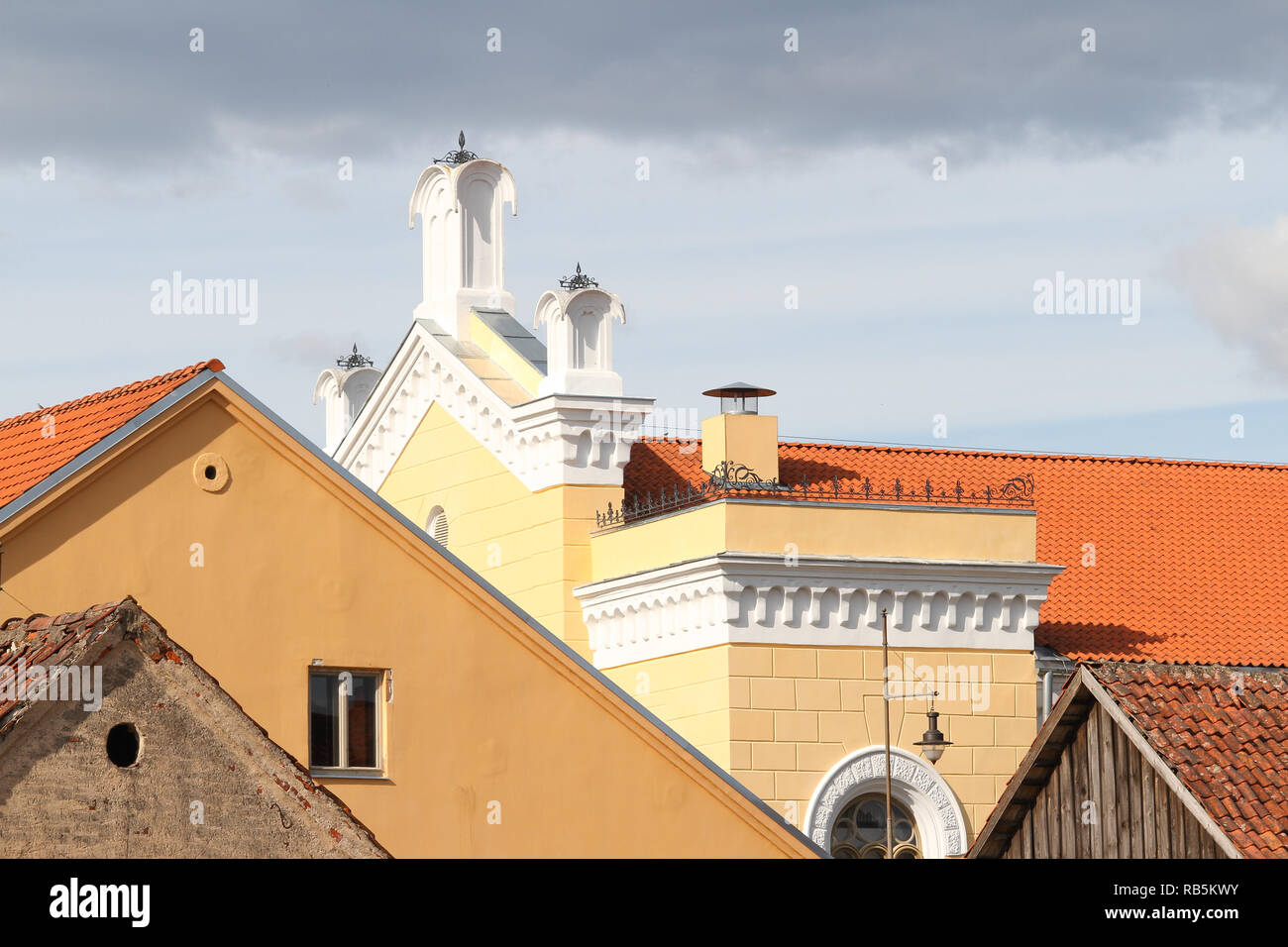 Bellissima vista sul tetto della vecchia, case storiche. Foto Stock