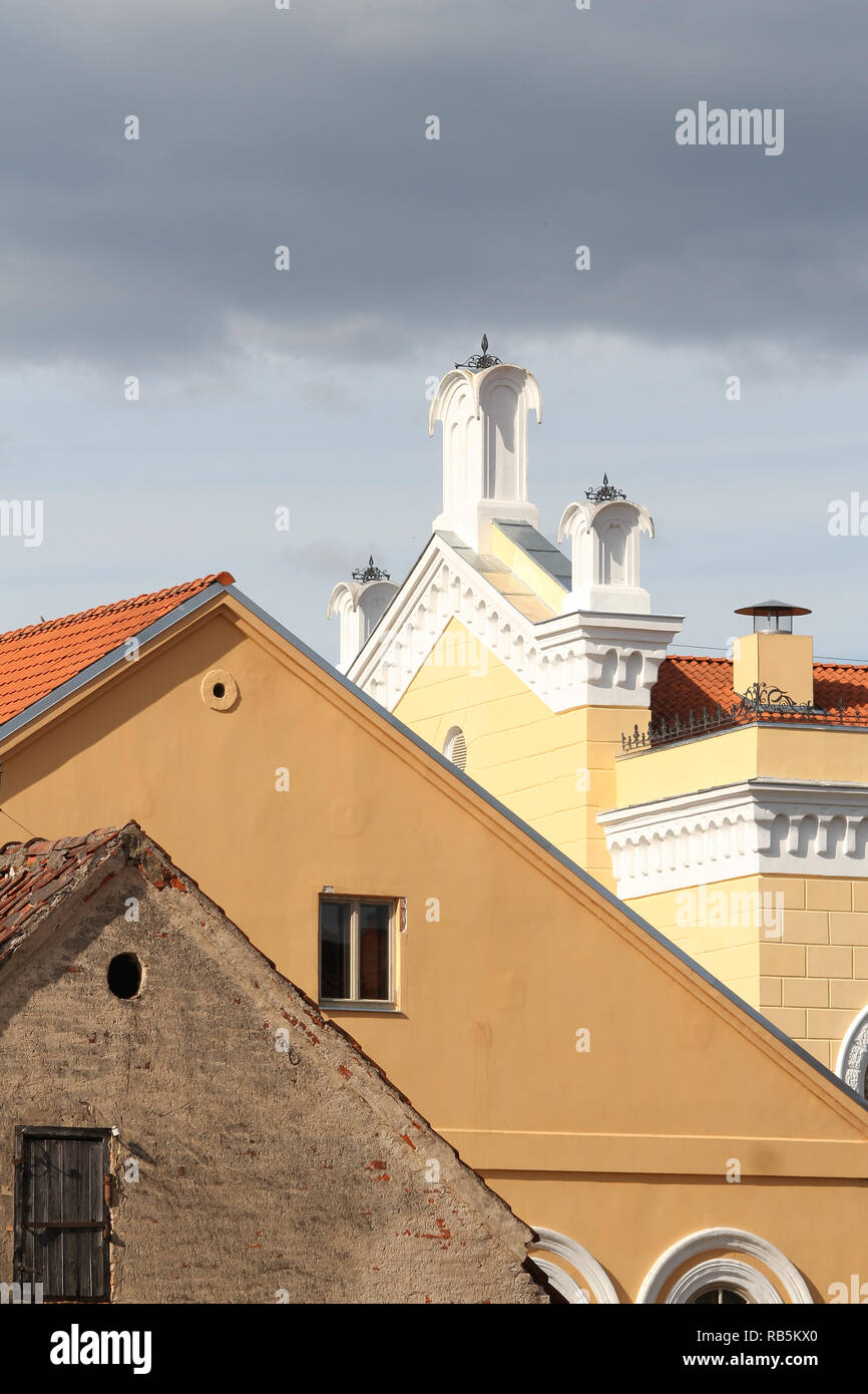 Bellissima vista sul tetto della vecchia, case storiche. Foto Stock