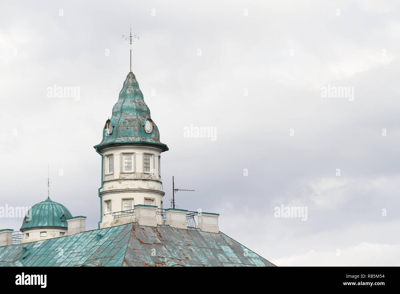 Bellissima vista del vecchio e storico edificio con architettura interessante. Foto Stock