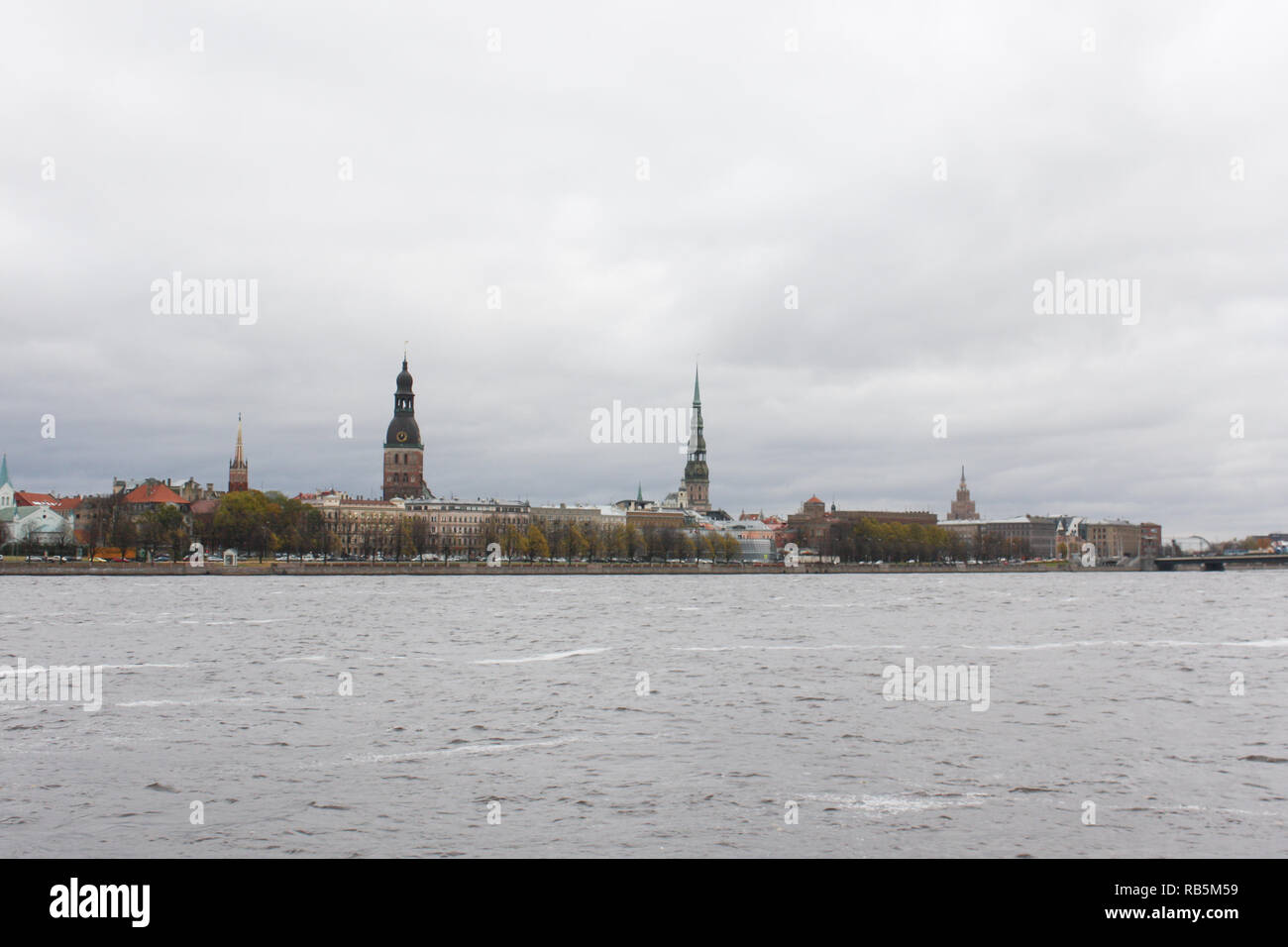 Bella vista del fiume della città capitale Riga. Foto Stock
