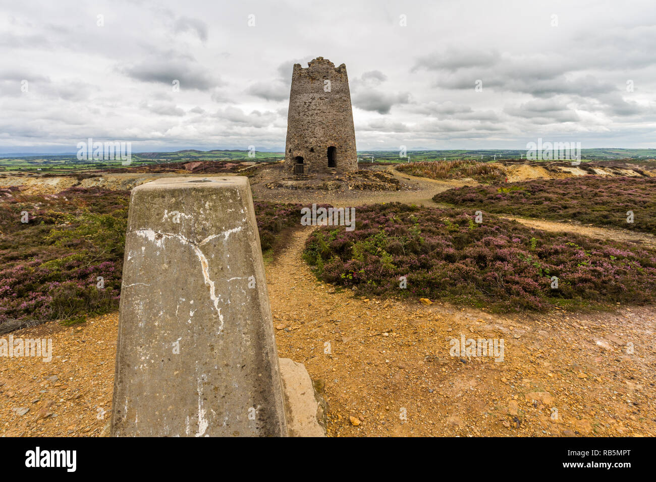 Il mulino a vento di abbandonati e il punto di innesco, Parys montagna, Amlwch, Anglesey, Galles, Regno Unito. Foto Stock