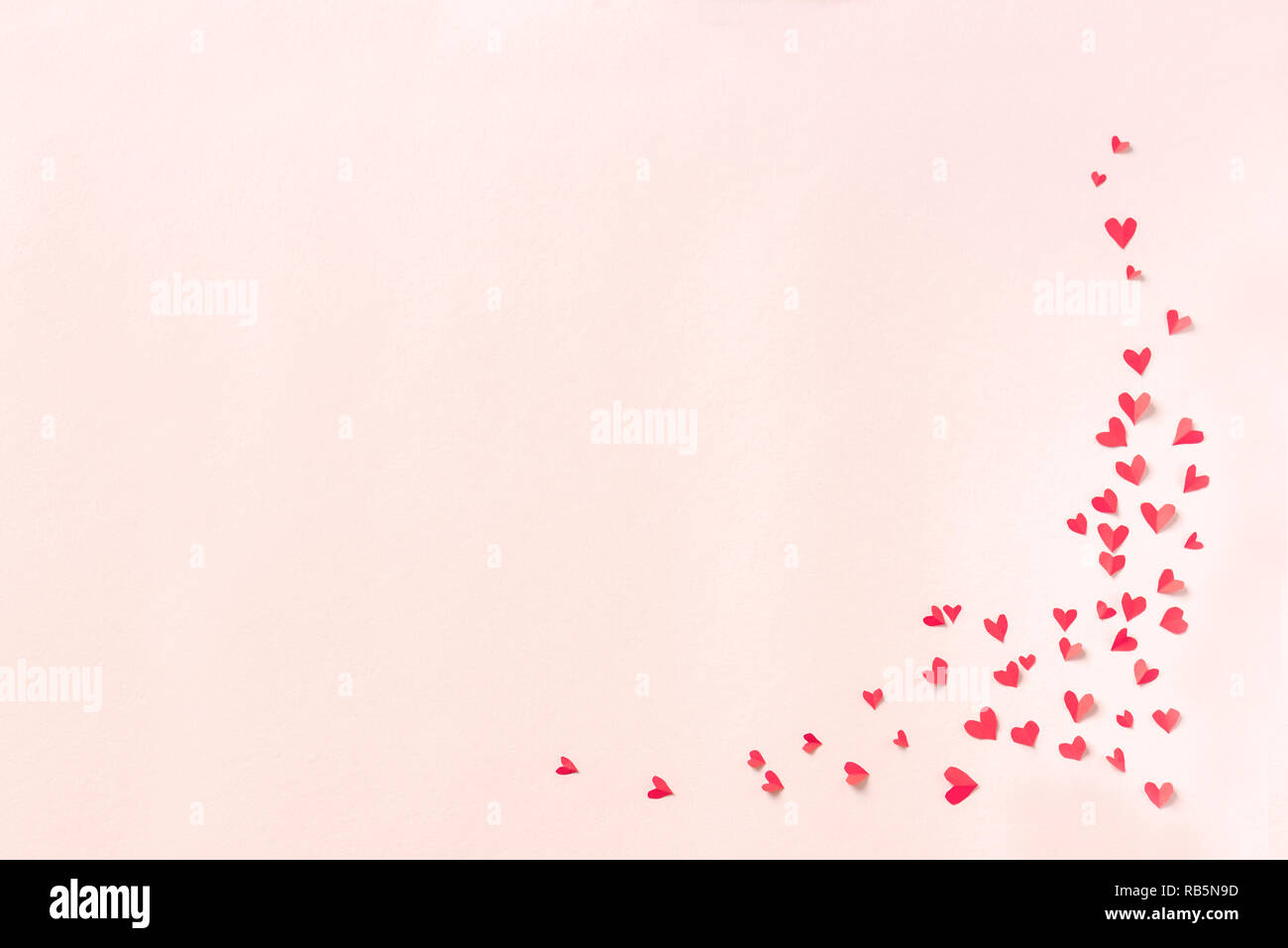 Cuori rossi rosa su sfondo color pastello. Amore romantico concetto, il giorno di San Valentino o tema di nozze, copia dello spazio. Foto Stock