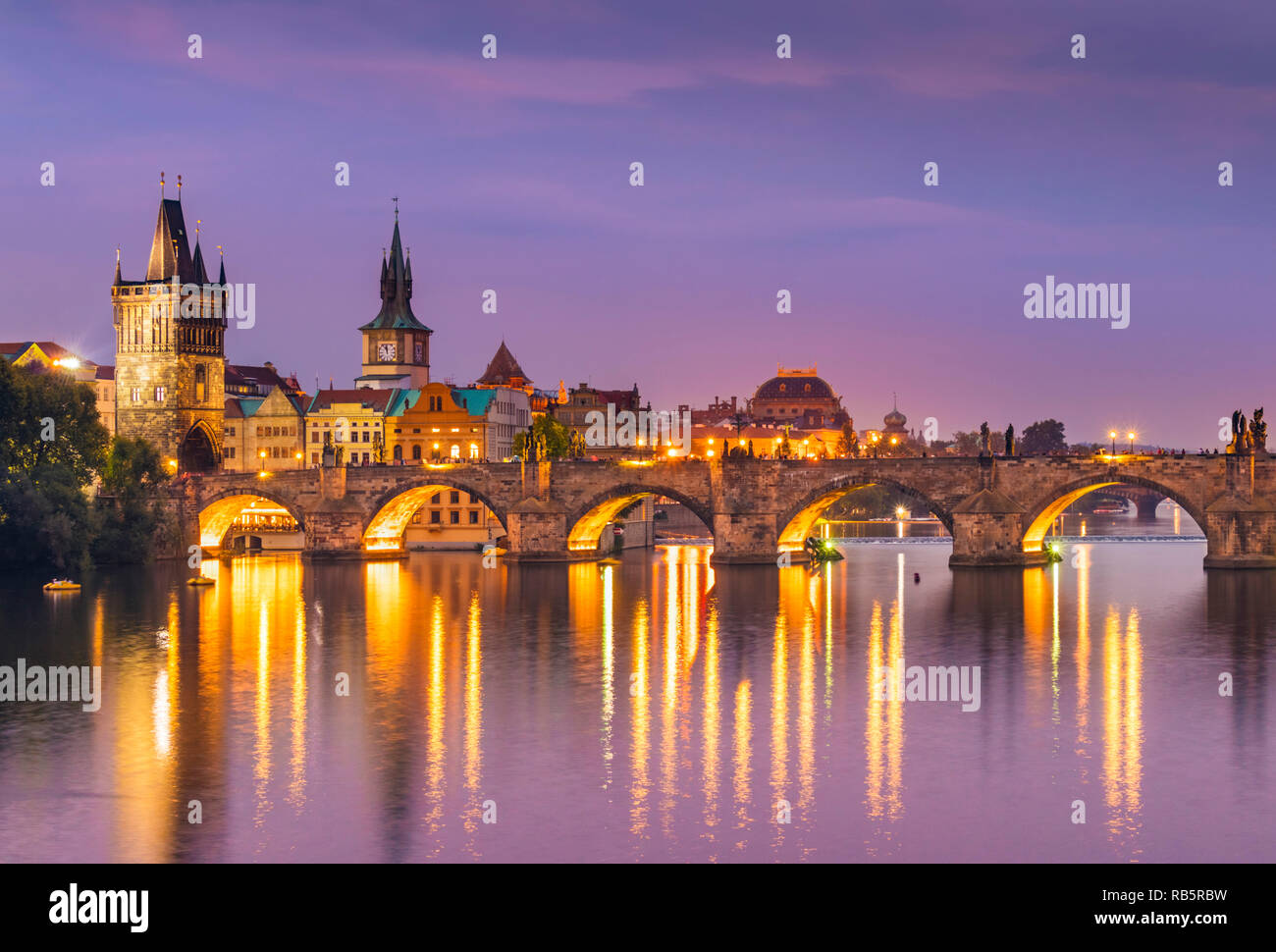 Il Ponte Carlo a Praga il ponte Carlo con la torre del ponte della città vecchia e il fiume Vltava di notte Praga Repubblica Ceca Europa Foto Stock