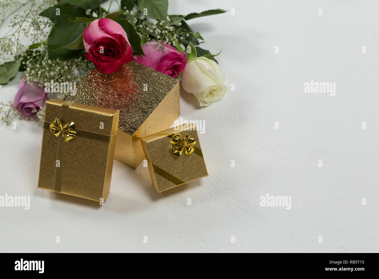 Mazzo di fiori e regali su sfondo bianco Foto Stock