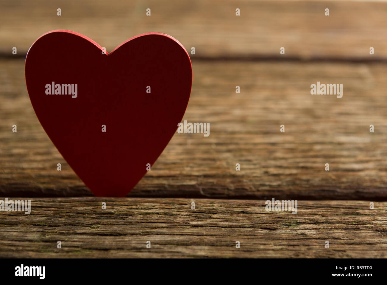 Forma di cuore decorazione su tavola in legno Foto Stock