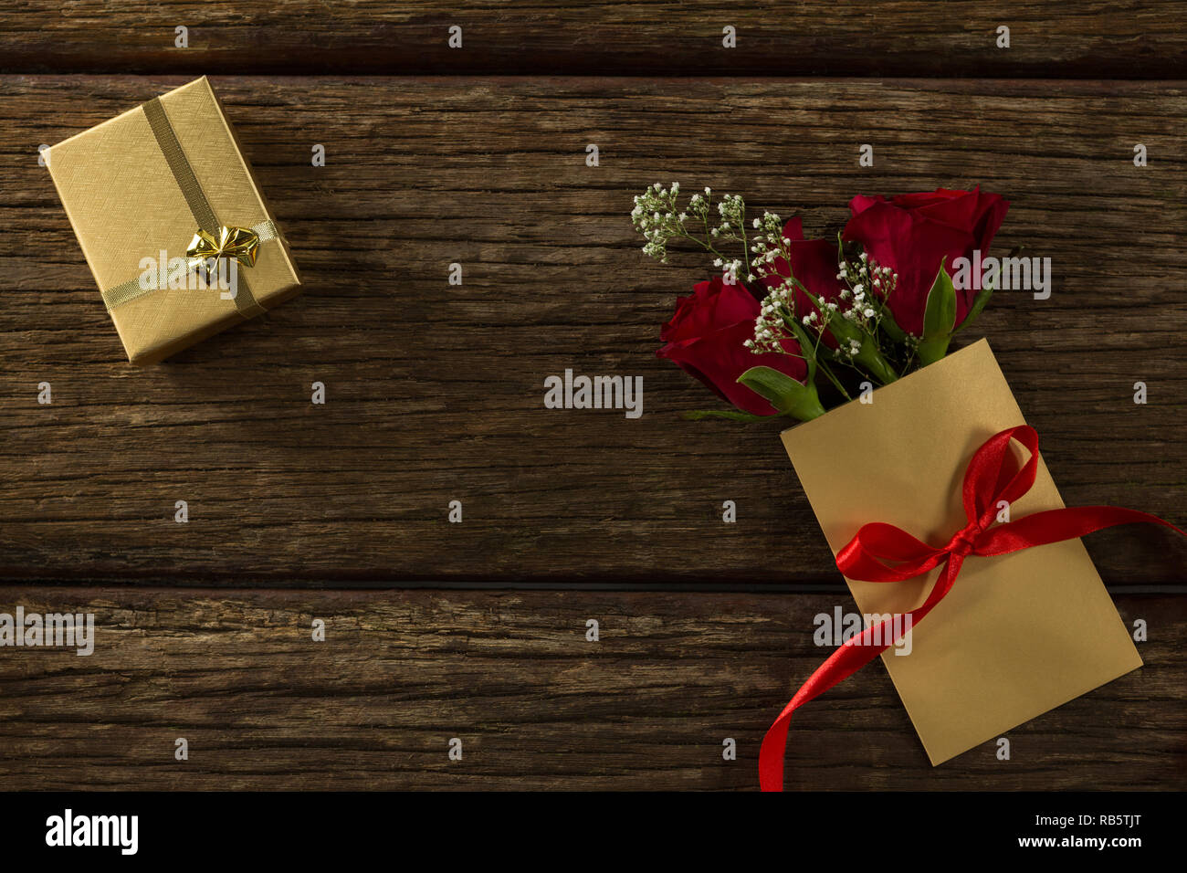 Mazzo di fiori in una carta e confezione regalo Foto Stock