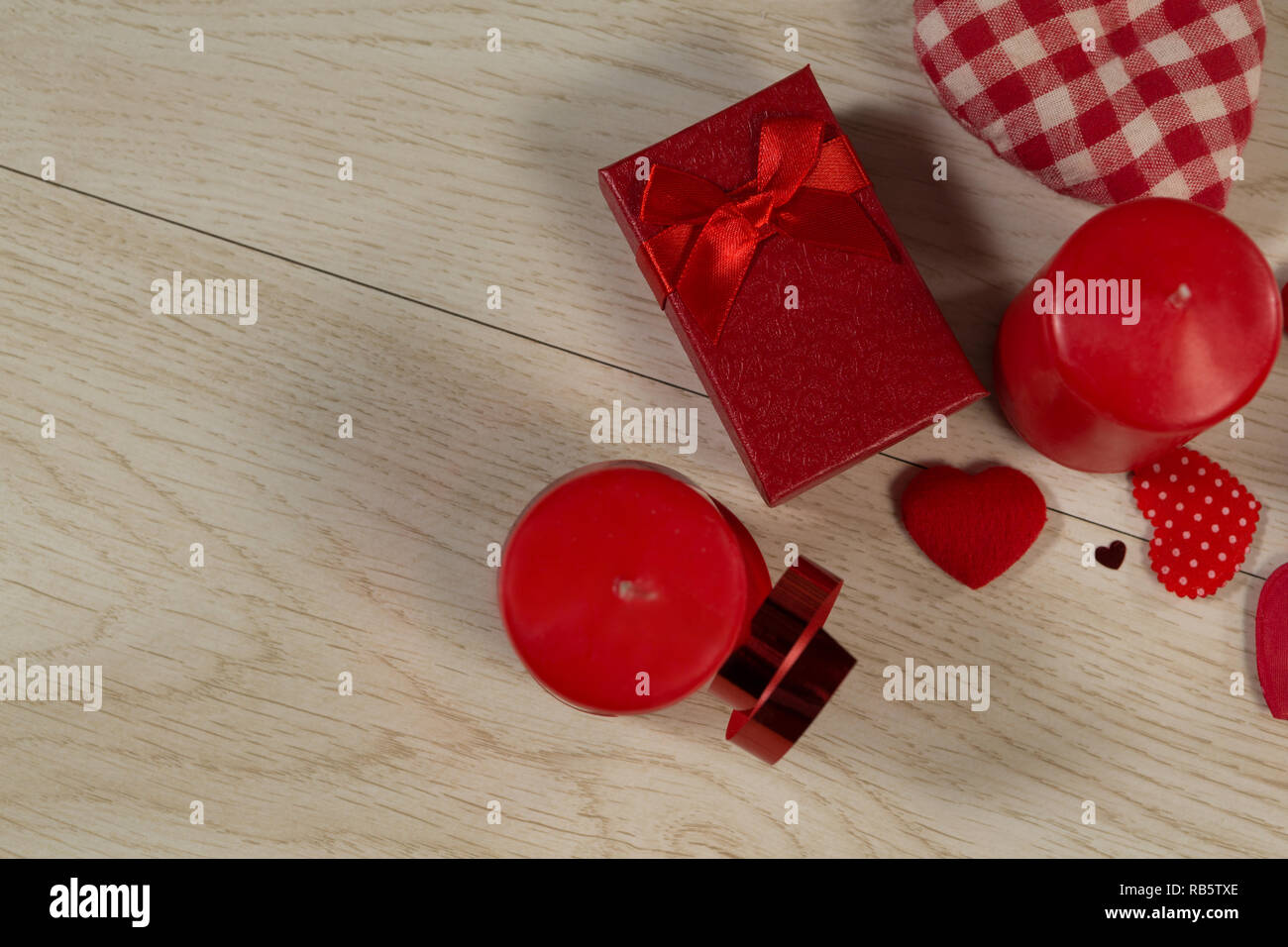 Confezioni regalo e forma di cuore decorazioni su un tavolo di legno Foto Stock