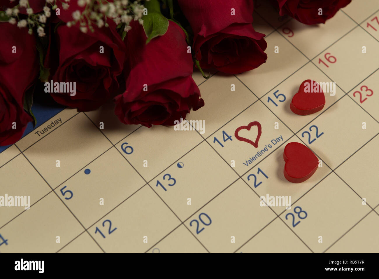 Bouquet di rose a forma di cuore di decorazioni su calendario Foto Stock