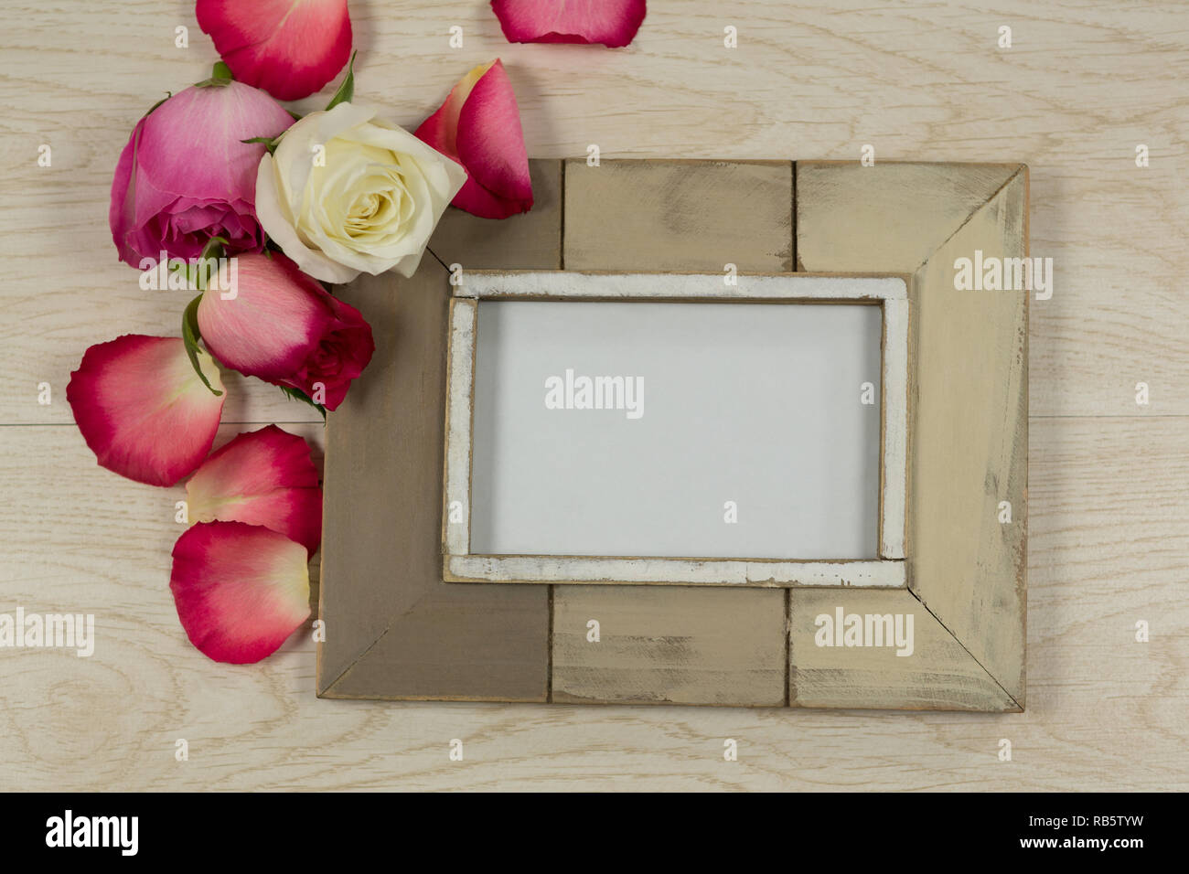 Svuotare il photo frame con fiori di rose e petali Foto Stock