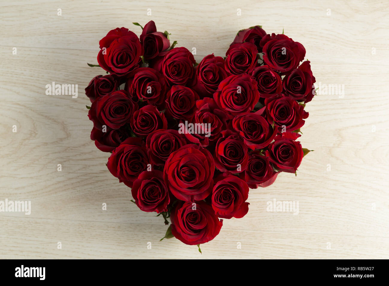 Rose bouquet di fiori sul tavolo di legno Foto Stock