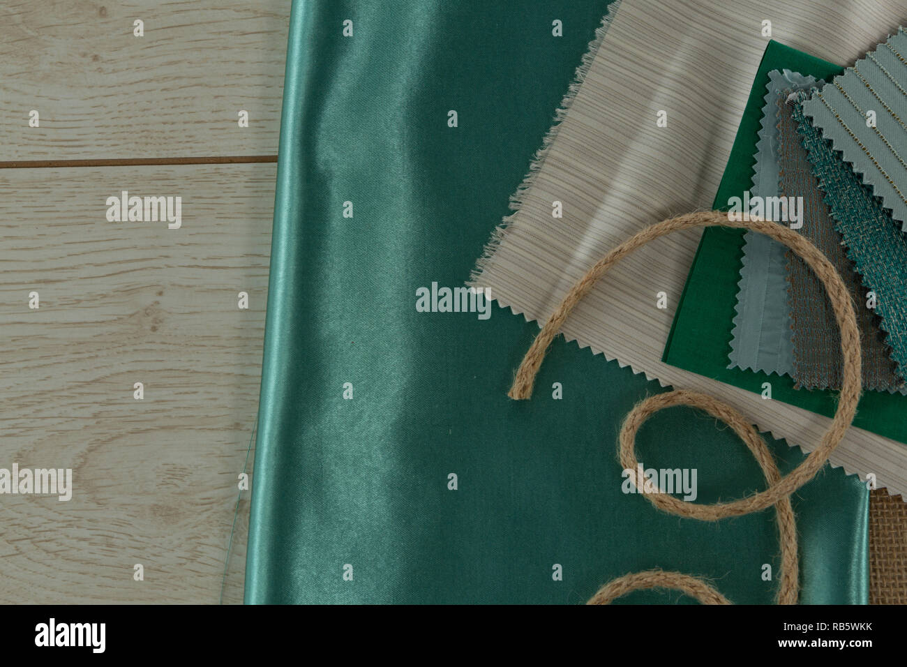 Prodotti tessili e corda su un tavolo Foto Stock