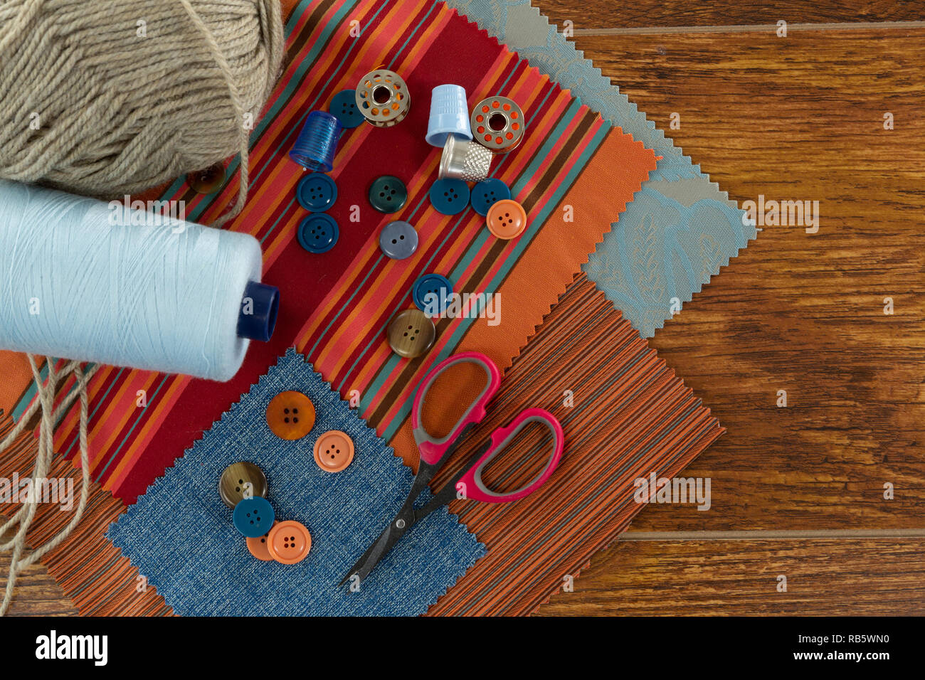 Tessile, rulli di filettatura e varie attrezzature su un tavolo Foto Stock