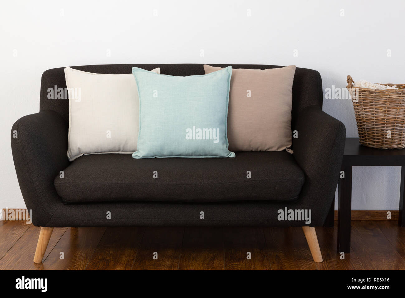 Cuscini disposti sul divano Foto Stock