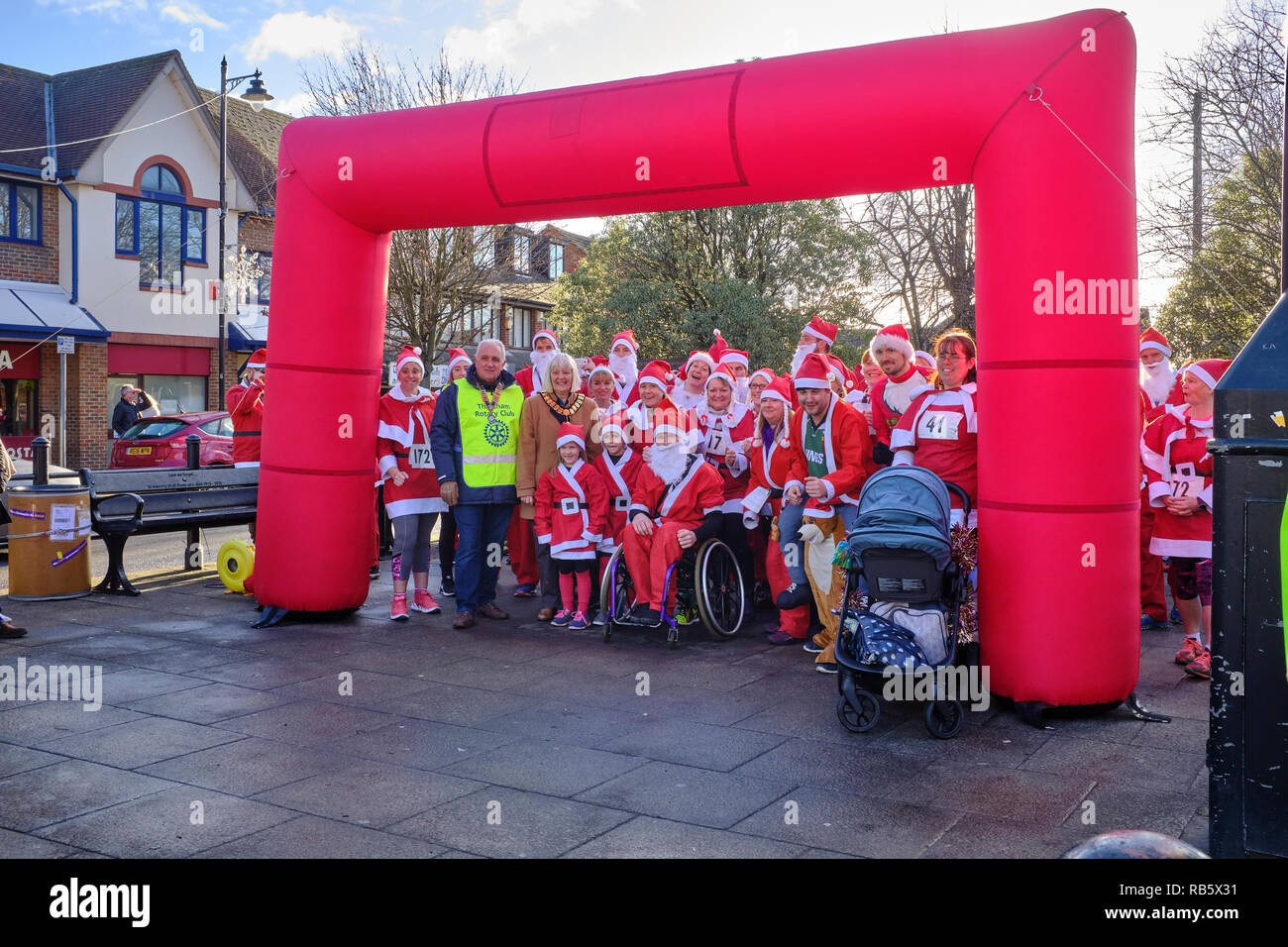 I partecipanti vestiti da Babbo Natale che prendono parte alla grande Thatcham Santa Fun Run in attesa all'inizio per l'evento per iniziare, Thatcham, Regno Unito Foto Stock