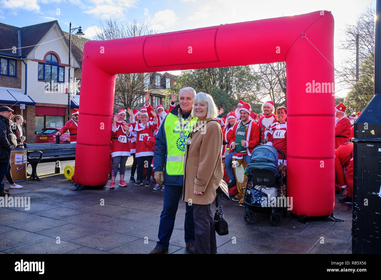 I partecipanti vestiti da Babbo Natale che prendono parte alla grande Thatcham Santa Fun Run in attesa all'inizio per l'evento per iniziare, Thatcham, Regno Unito Foto Stock
