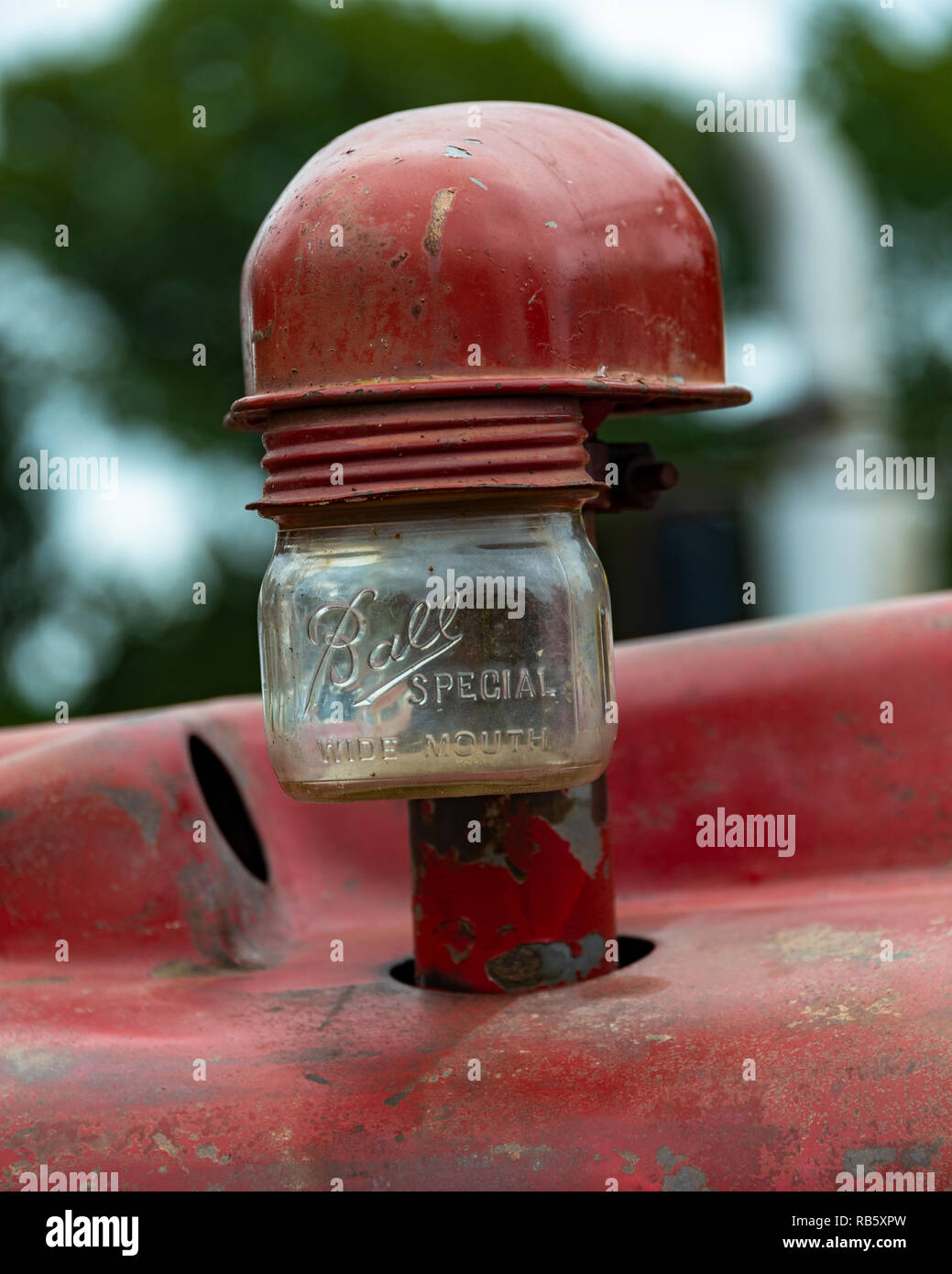 Un rosso antico trattore Farmall che mostra un vecchio vaso utilizzato come sua polvere e sporcizia catcher. Situato a un trattore tirare a Bethel, Connecticut, Stati Uniti d'America. Il trattore Pul Foto Stock