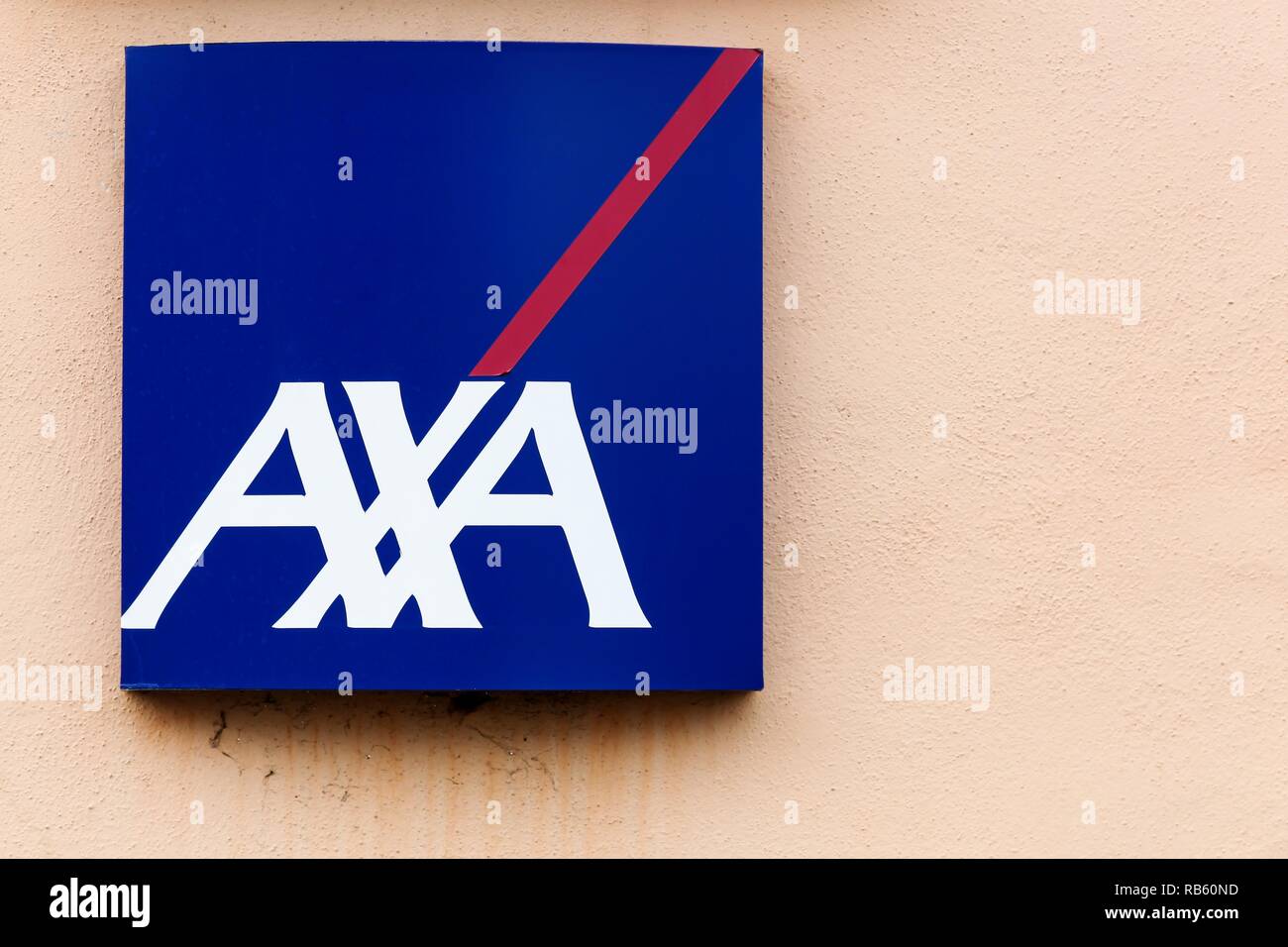 Saint Georges, Francia - 20 Marzo 2016: AXA logo su una parete. AXA è una multinazionale francese impresa di assicurazione Foto Stock