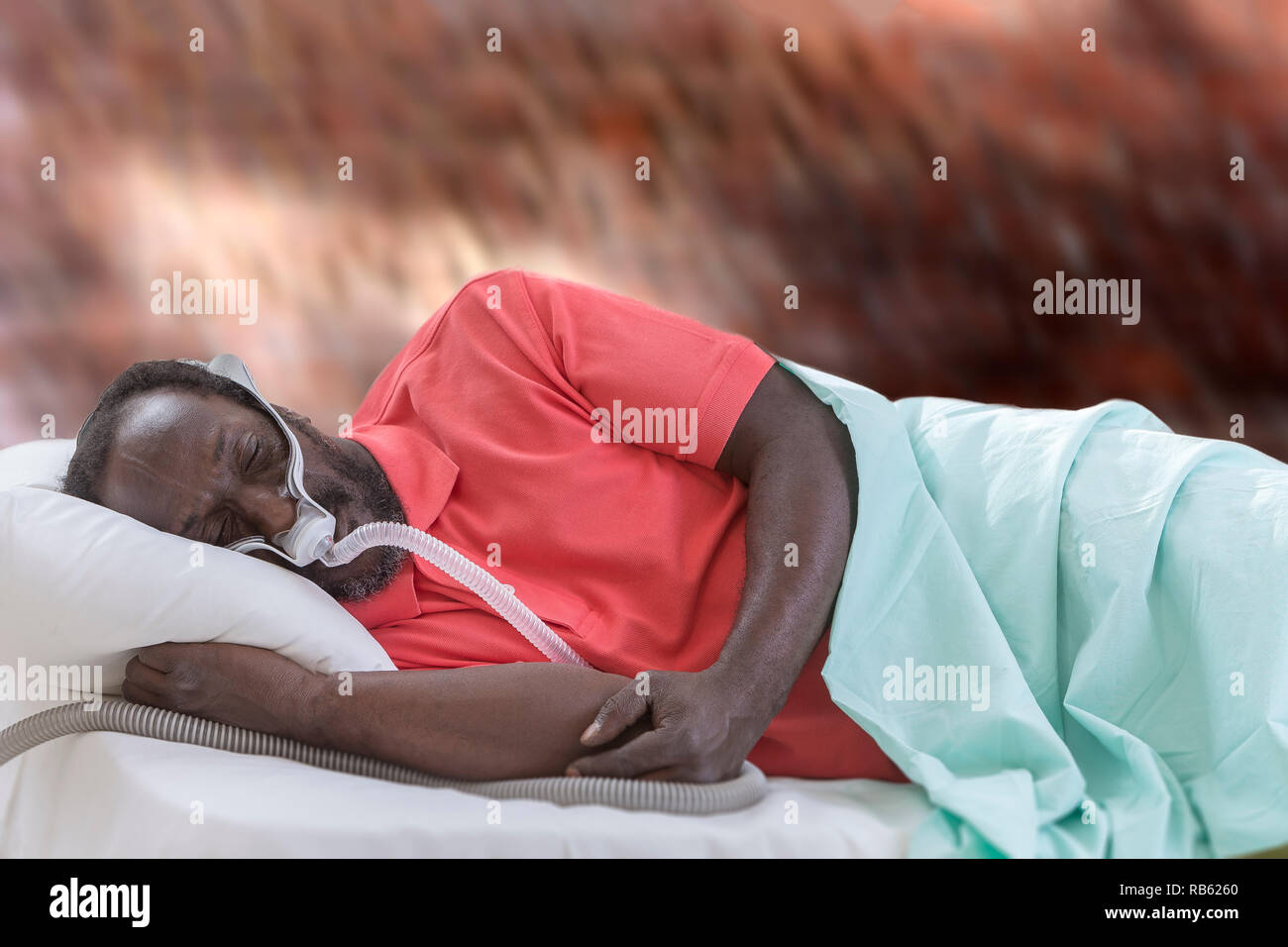 Uomo che utilizza un CPAP (pressione positiva continua delle vie respiratorie) maschera per trattare la sindrome da apnea nel sonno. Foto Stock