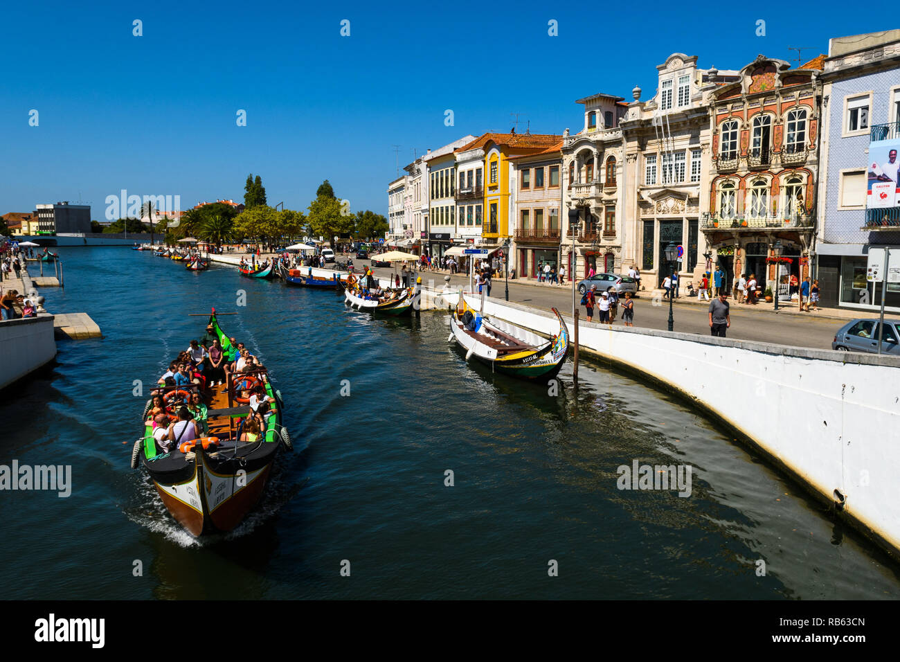 Aveiro, Portogallo - 01 Settembre 2017: Moliceiro barca passeggiando turisti attraverso il ria di Aveiro, Portogallo. Foto Stock