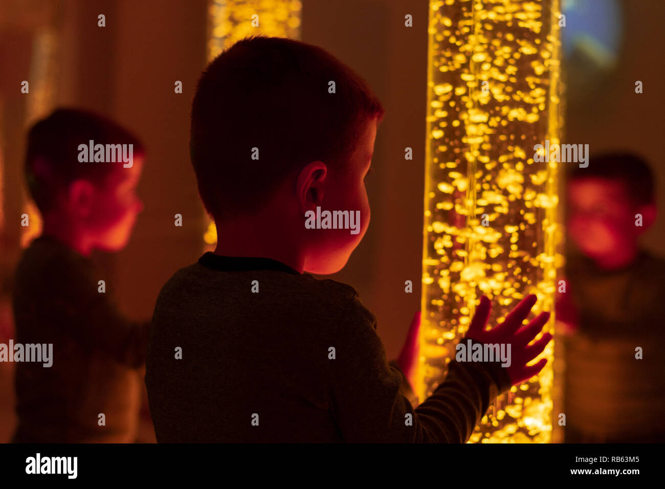 Lampada A Tubo A Bolle Luce Notturna A LED da 2,5 Piedi per Camera da Letto dei Bambini 7 Colori Che Cambiano L'umore Tubo dell'Acqua Lampada Lava Lampada da Terra per Acquario per L'arredamento D