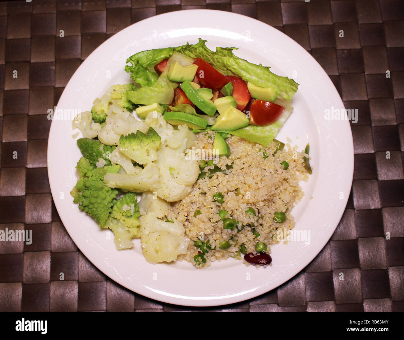 Sano cibo vegan: un piatto pieno di deliziosi, pura e il verde degli ingredienti. Foto Stock
