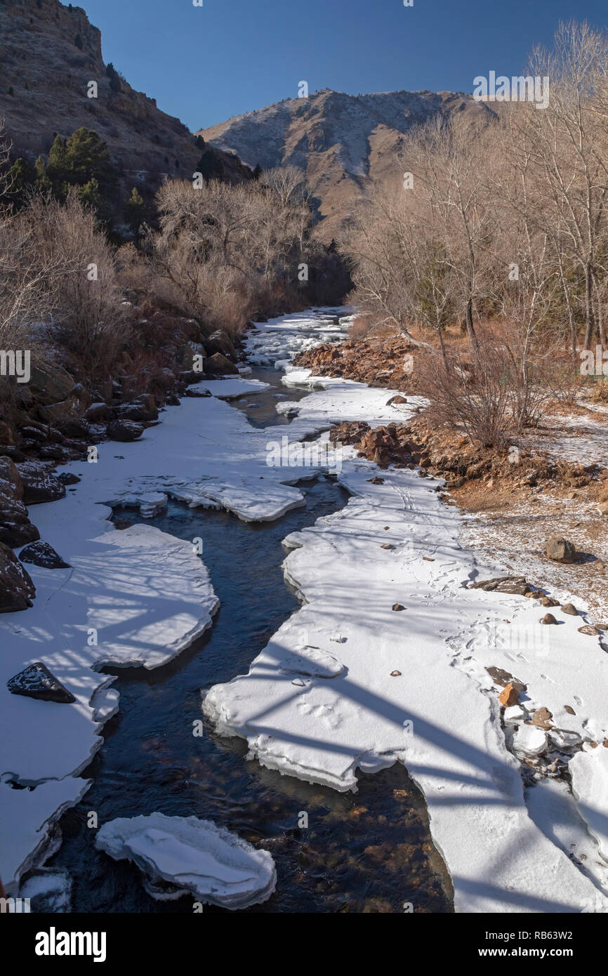 Golden Colorado - Clear Creek, parzialmente congelati in inverno. Il torrente scorre dalla Continental Divide nelle Montagne Rocciose attraverso chiare Creek Cany Foto Stock