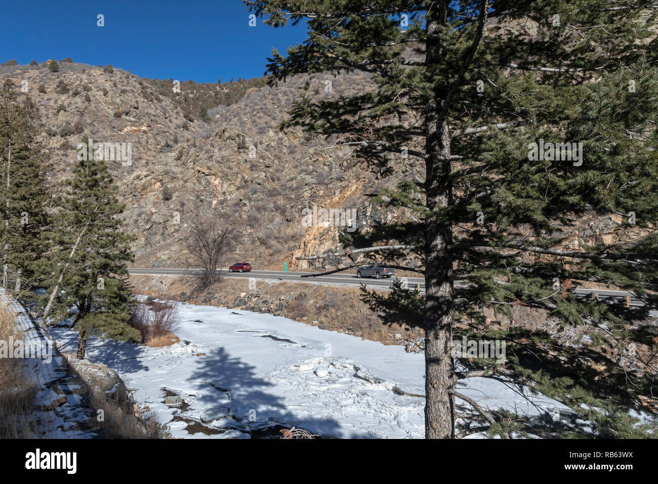 Idaho Springs, Colorado - Clear Creek, parzialmente congelati in inverno, scorre lungo la US Highway 6 attraverso chiare Creek Canyon. Il torrente scorre dai Conti Foto Stock