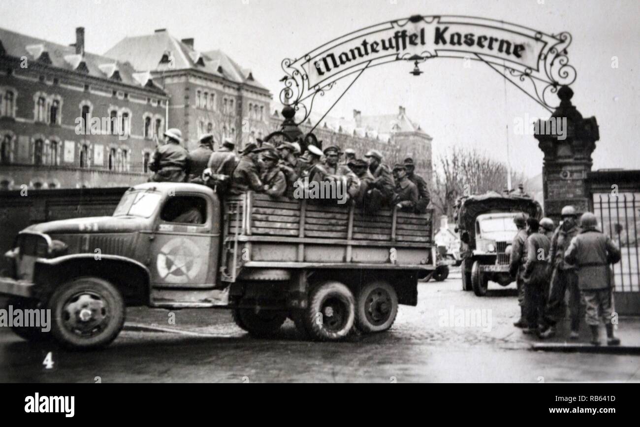 American liberatori in una città in Alsazia Lorena dopo la liberazione dalla Germania nella Seconda Guerra Mondiale Foto Stock