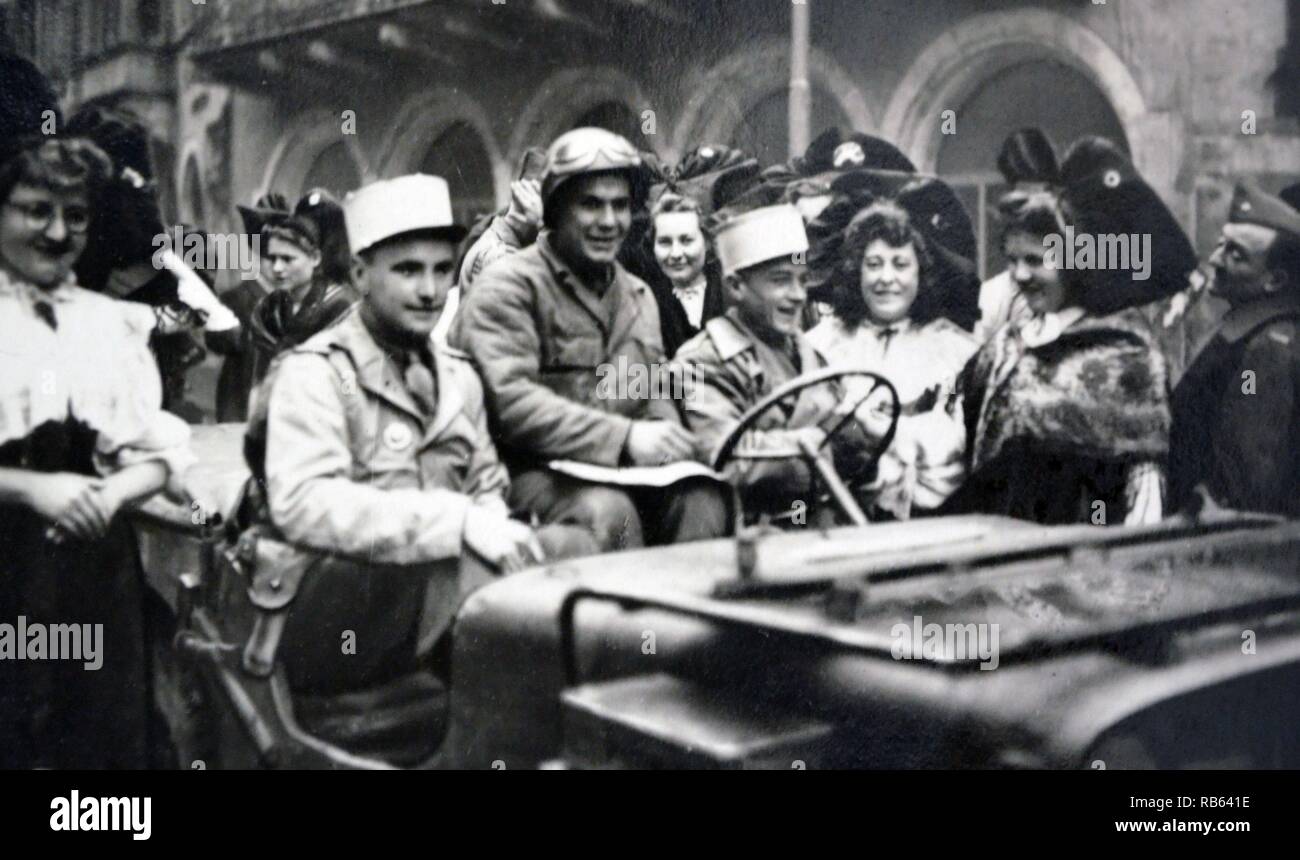 American & French liberatori in una città in Alsazia Lorena dopo la liberazione dalla Germania nella Seconda Guerra Mondiale Foto Stock