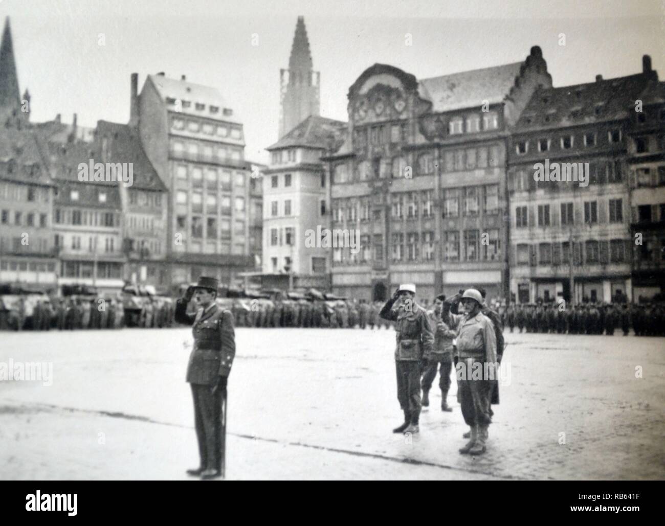 Libera macchia francese di combattenti per la resistenza di stand a Strasburgo dopo la liberazione dalla occupazione tedesca nella Seconda Guerra Mondiale Foto Stock