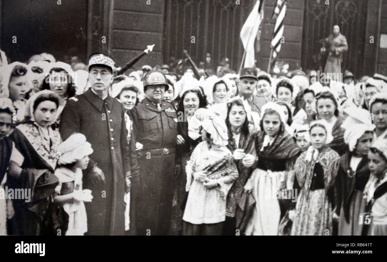 I cittadini di celebrare in Alsazia Lorena in seguito alla liberazione dalla occupazione tedesca nella seconda guerra mondiale 1944 Foto Stock