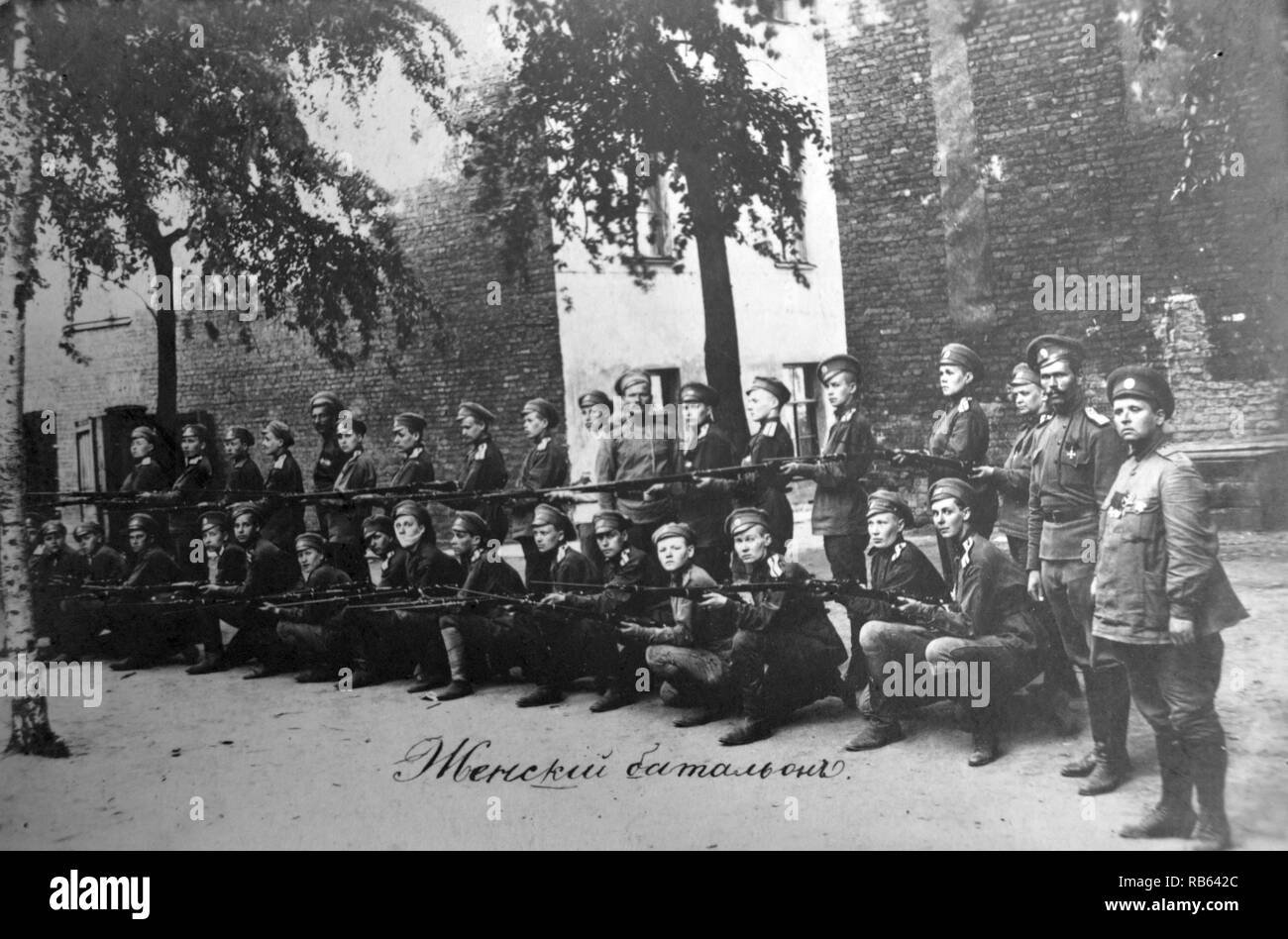 Un gruppo di donne russe Cadet militari impegnati a proteggere il governo provvisorio a San Pietroburgo, Russia 1917 Foto Stock