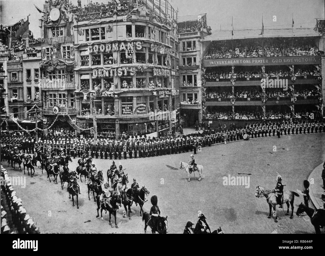 Fotografia di diamante del Giubileo processione in Londra. Signore Frederick Sleigh Roberts (1832 - 1914) è visto la supervisione del regime in san Paolo sagrato. La cerimonia ha segnato il giubileo di diamante della regina Victoria (1819 - 1901). Datata 1897 Foto Stock