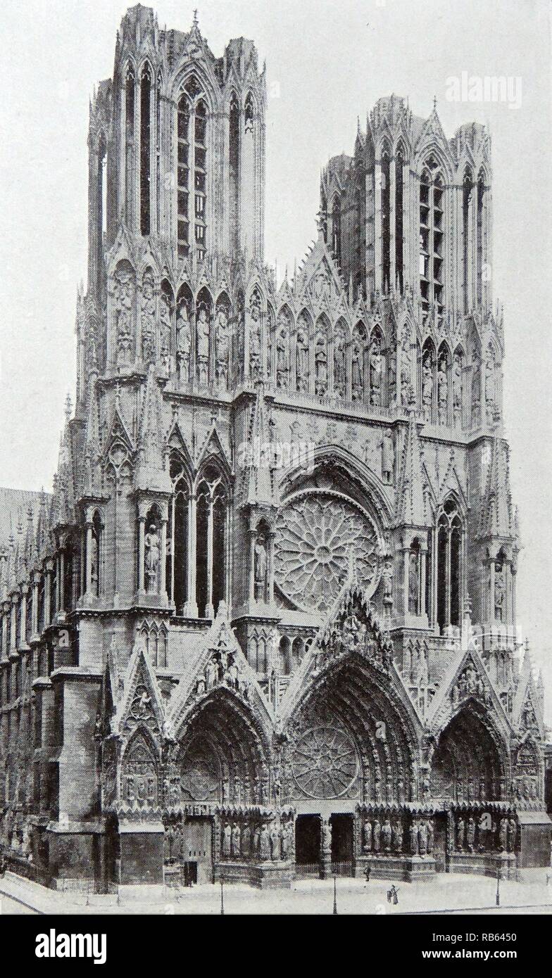 Fotografia del faASade della cattedrale di Reims. Fu sede dell arcidiocesi di Reims e dove le incoronazioni dei re di Francia ha avuto luogo. Il gotico francese la Chiesa cattolico romana fu completato nel 1211. La Francia. Foto Stock