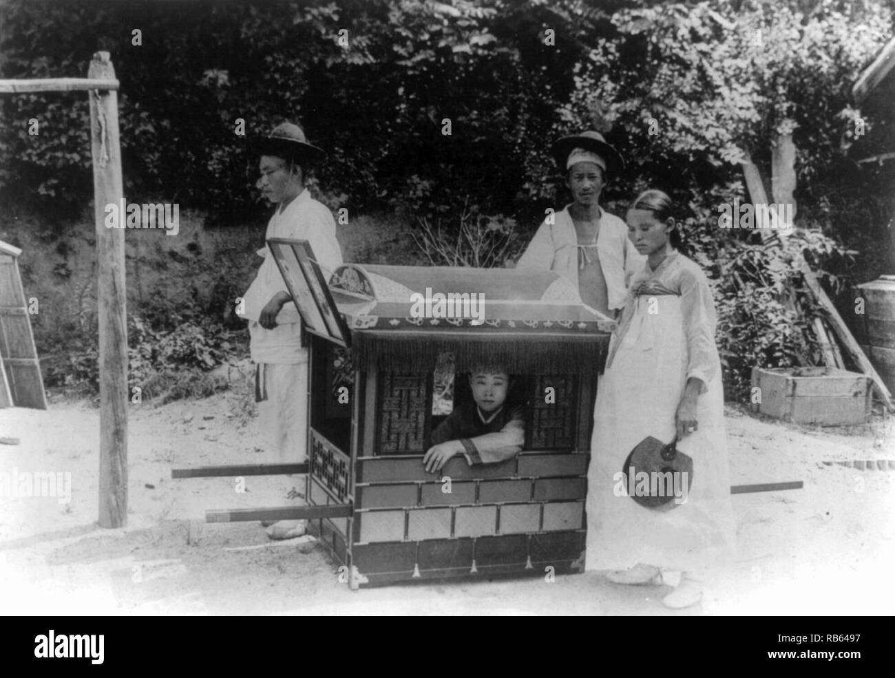 Il coreano nobile ragazzo portati dai dipendenti in una portantina 1900 Foto Stock