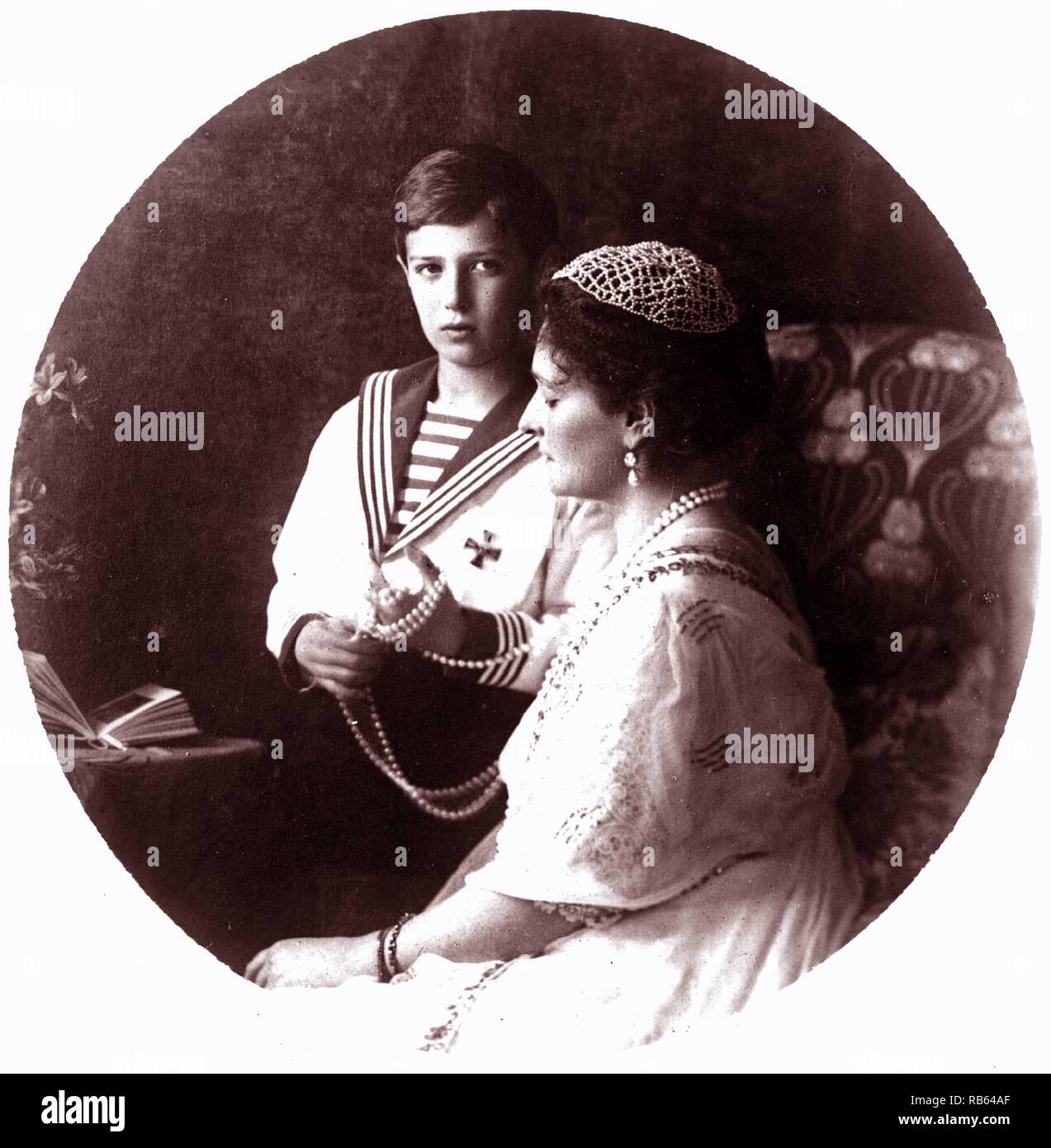 Imperatrice Alexandra della Russia con Alexei Nikolaevich (12 agosto 1904 - 17 luglio 1918) Tsesarevich e apparente erede al trono dell'impero russo. Egli era il bambino più in giovane età e il figlio unico di imperatore Nicola II e l'imperatrice Alexandra Feodorovna. Egli era nato con emofilia. È stato assassinato insieme ai suoi genitori, quattro sorelle e tre fermi durante la Guerra Civile Russa per ordine del governo bolscevico Foto Stock