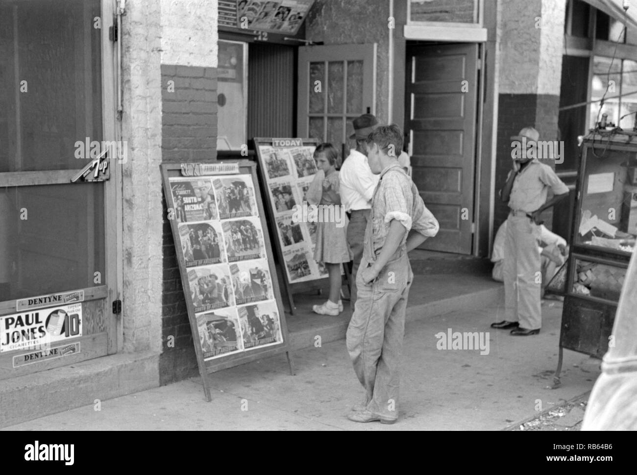 I bambini guardando il poster nella parte anteriore del filmato, Sabato, Steele, Missouri 1938 Foto Stock