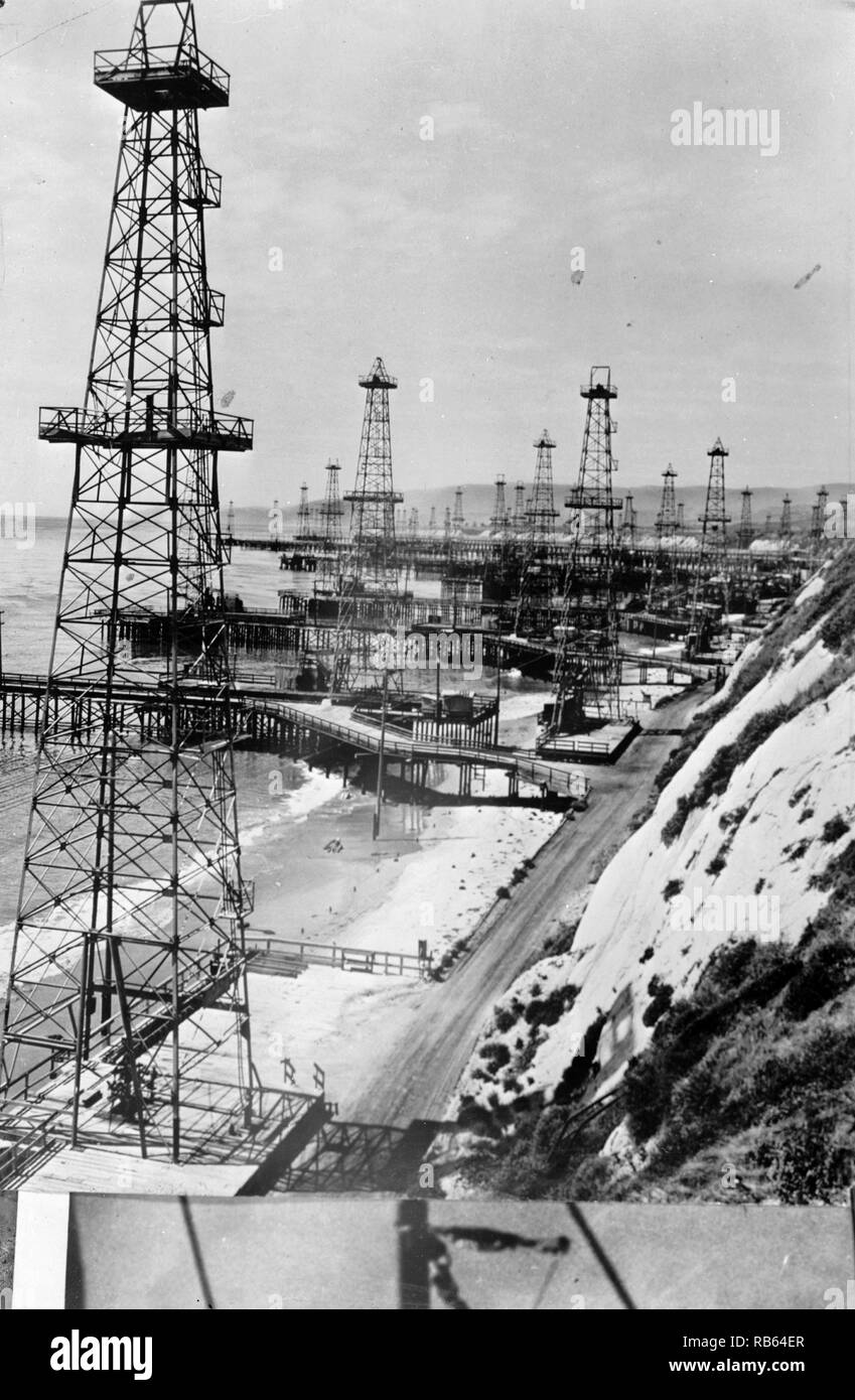 Esempio fotografico dell'America's industrie petrolifere versando il carburante e lubrificanti per le Nazioni Unite. Olio bene derricks sulla spiaggia lungo le coste degli Stati Uniti Costa del Pacifico stato della California ha indicato come accurata ricerca di olio è stato. Datata 1944 Foto Stock