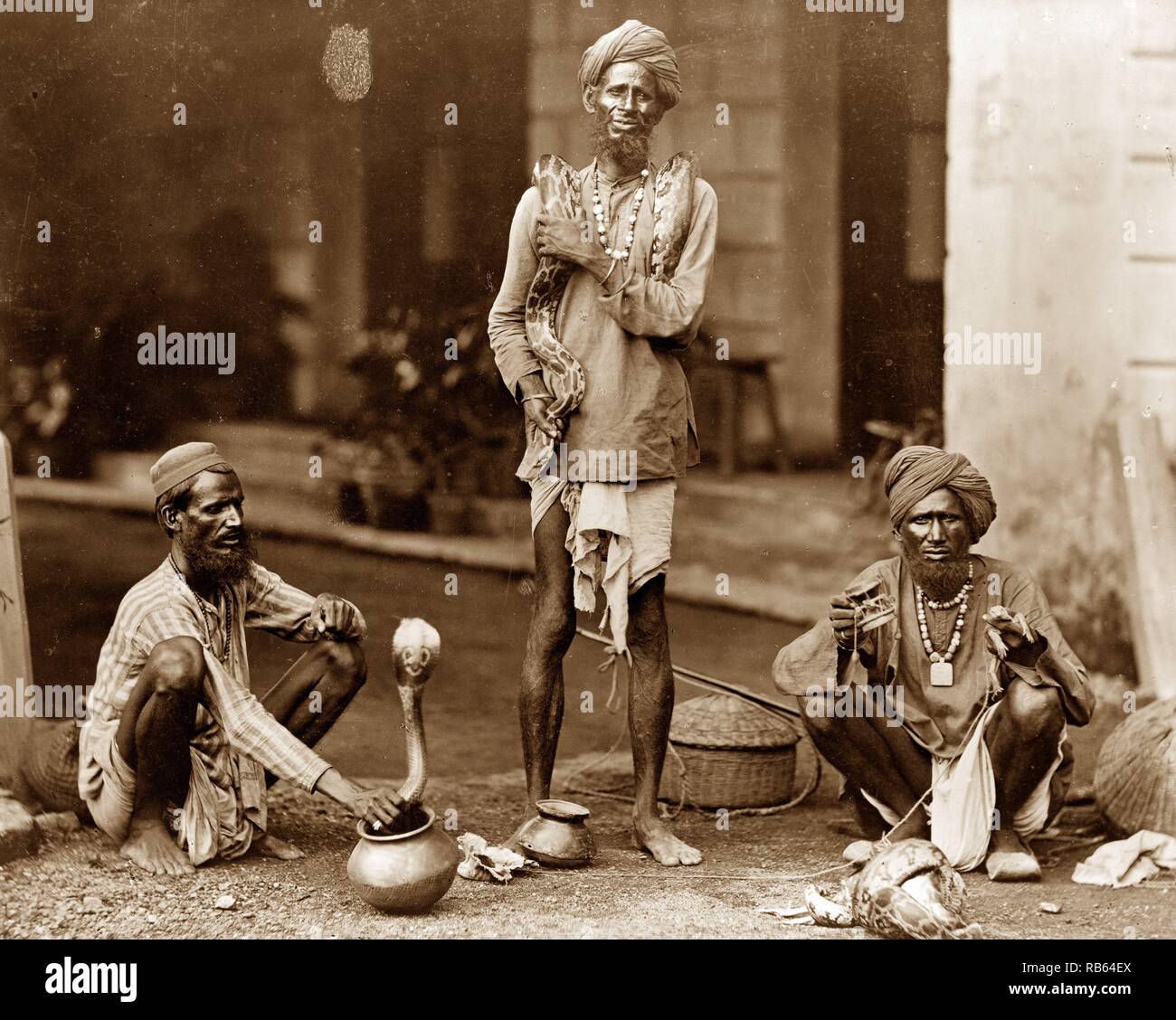 Indian incantatori di serpenti in India circa nel 1870 Foto Stock
