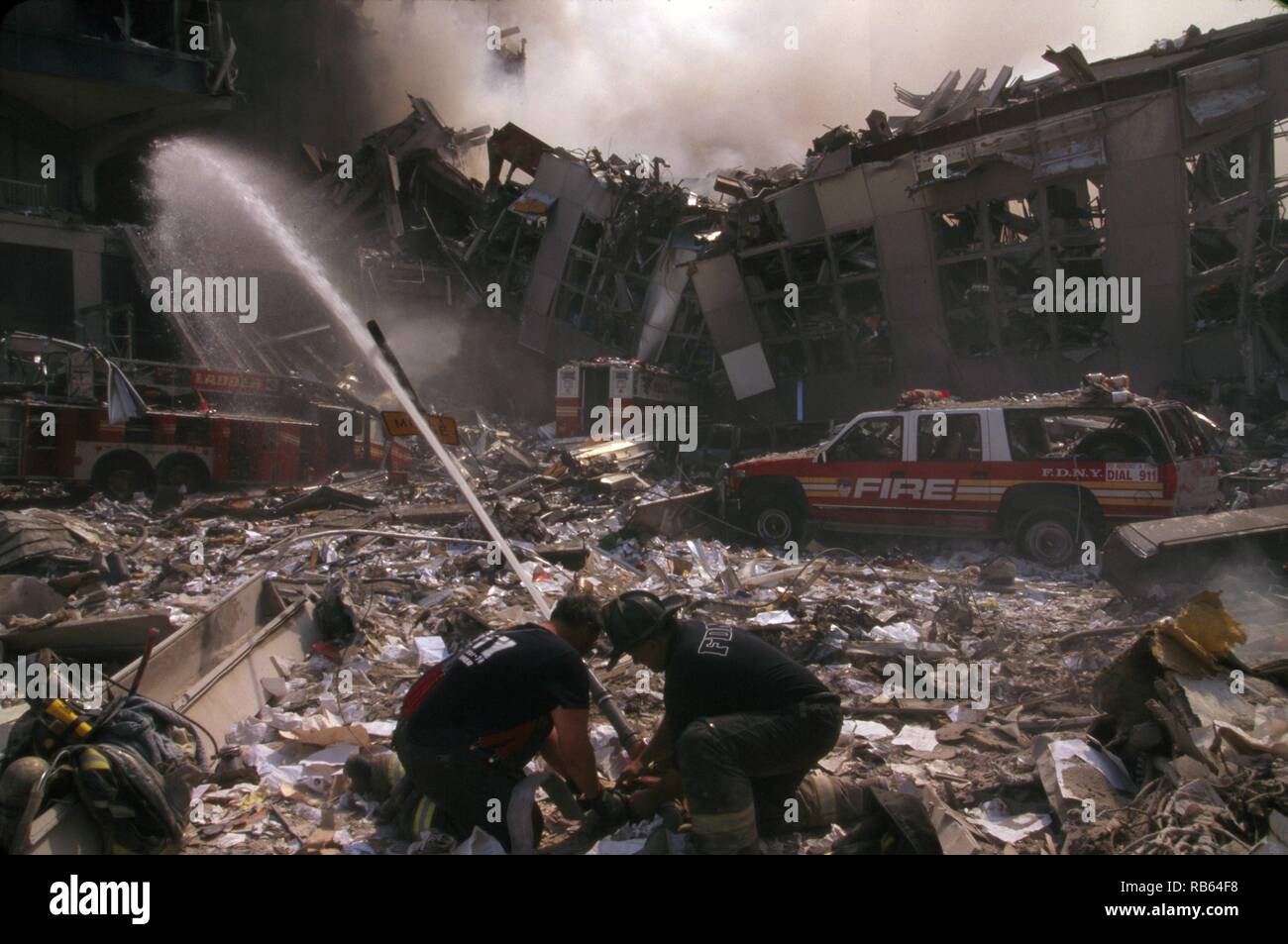 Lotta antincendio in seguito agli avvenimenti dell'11 settembre attacchi terroristi contro il World Trade Center di New York City, 2001 Foto Stock