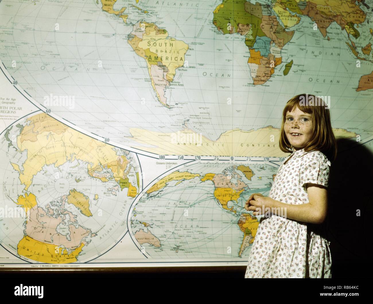 Fotografia di una ragazza della scuola in piedi di fronte a una mappa. San Agostino County, Texas. Datata 1943 Foto Stock