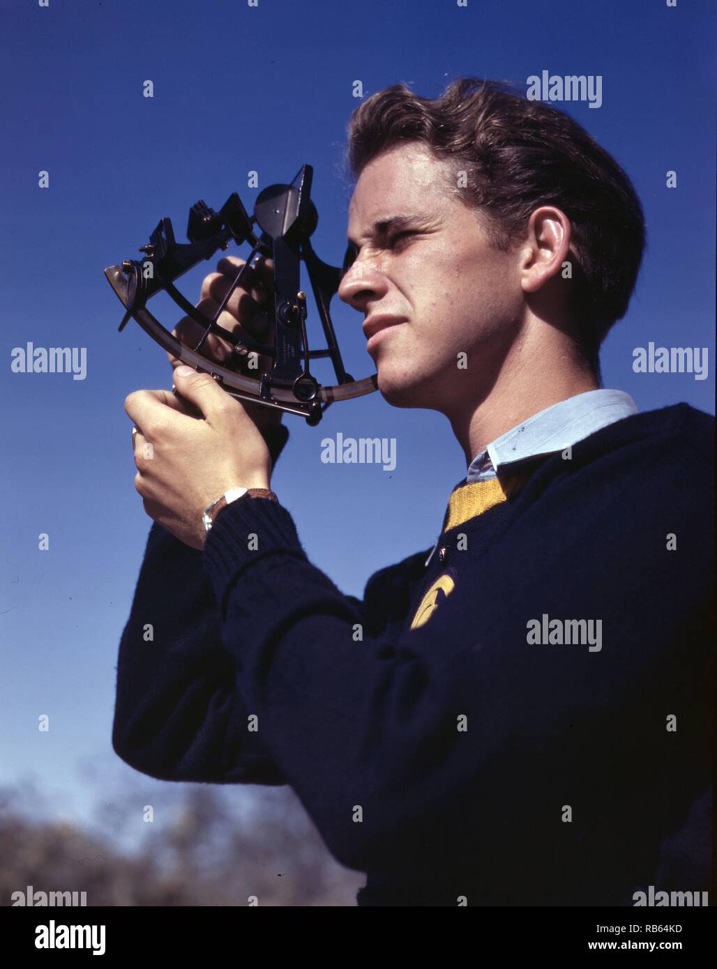 Fotografia di un giovane uomo che vengono preparati nei fondamenti della navigazione per eventualmente diventare un tecnico al servizio dell'esercito, Los Angeles, California. Datata 1942 Foto Stock