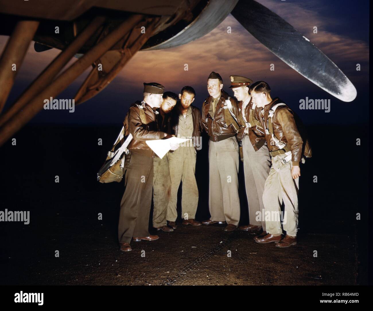 Fotografia a colori di un equipaggio di combattimento a ricevere le loro istruzioni finali prima di decollare in un YB-17 bombardiere, Langley Field, Virginia. Datata 1942 Foto Stock
